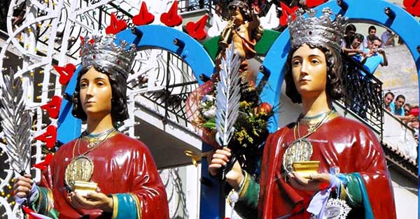 I santi gemelli Cosma e Damiano durante la procesione nella borgata di Sferracavallo